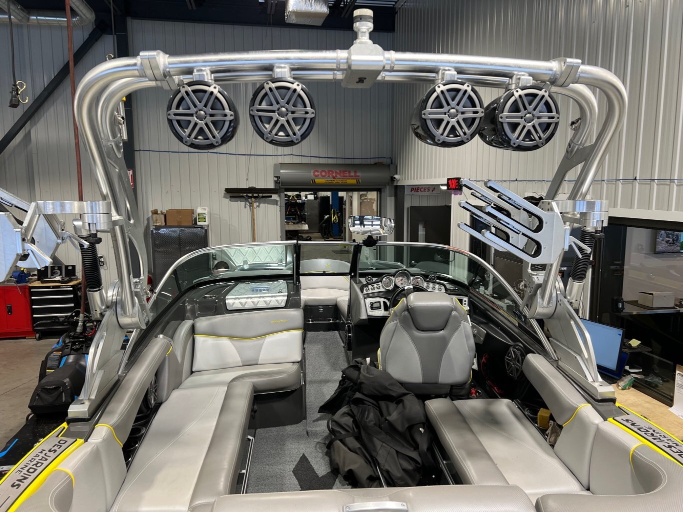 Bateau Mastercraft 2016 X10 Gris Métallique et Jaune Moteur Ilmor 5.7l avec 328 heures Complètement Équipé!