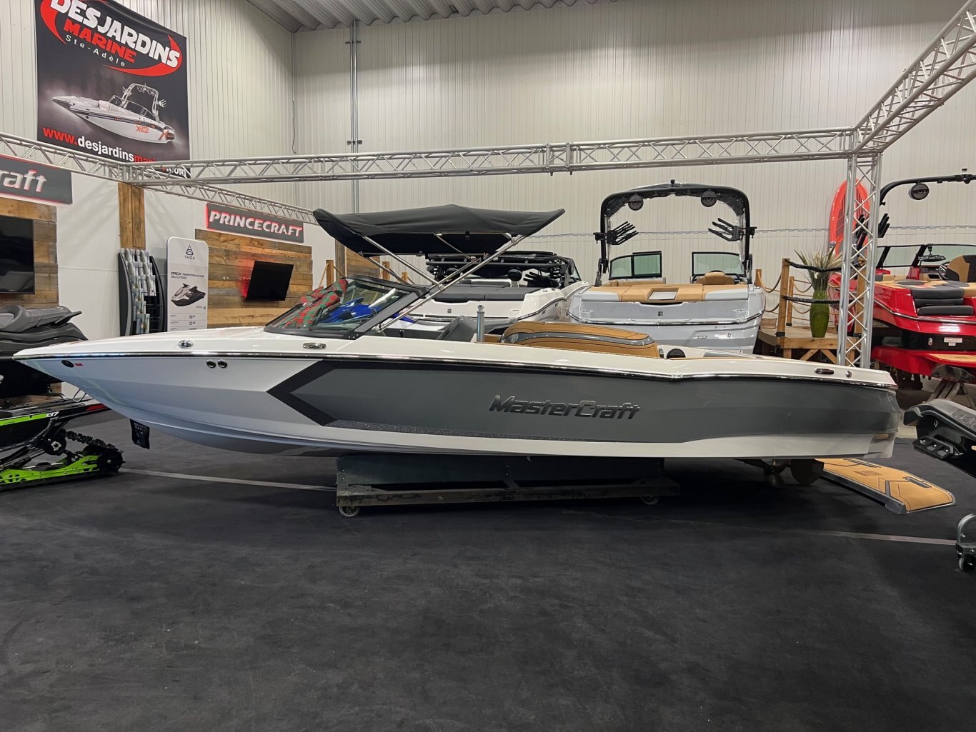 Bateau Mastercraft ProStar 2025 Gris & Blanc avec Moteur Ilmor 6.0l un Ski Boat Incomparable!