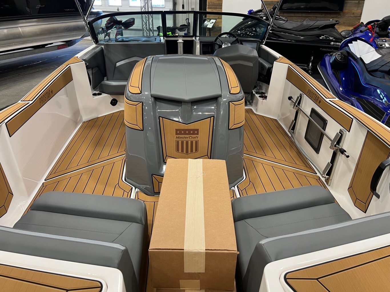 Bateau Mastercraft ProStar 2025 Gris & Blanc avec Moteur Ilmor 6.0l un Ski Boat Incomparable!