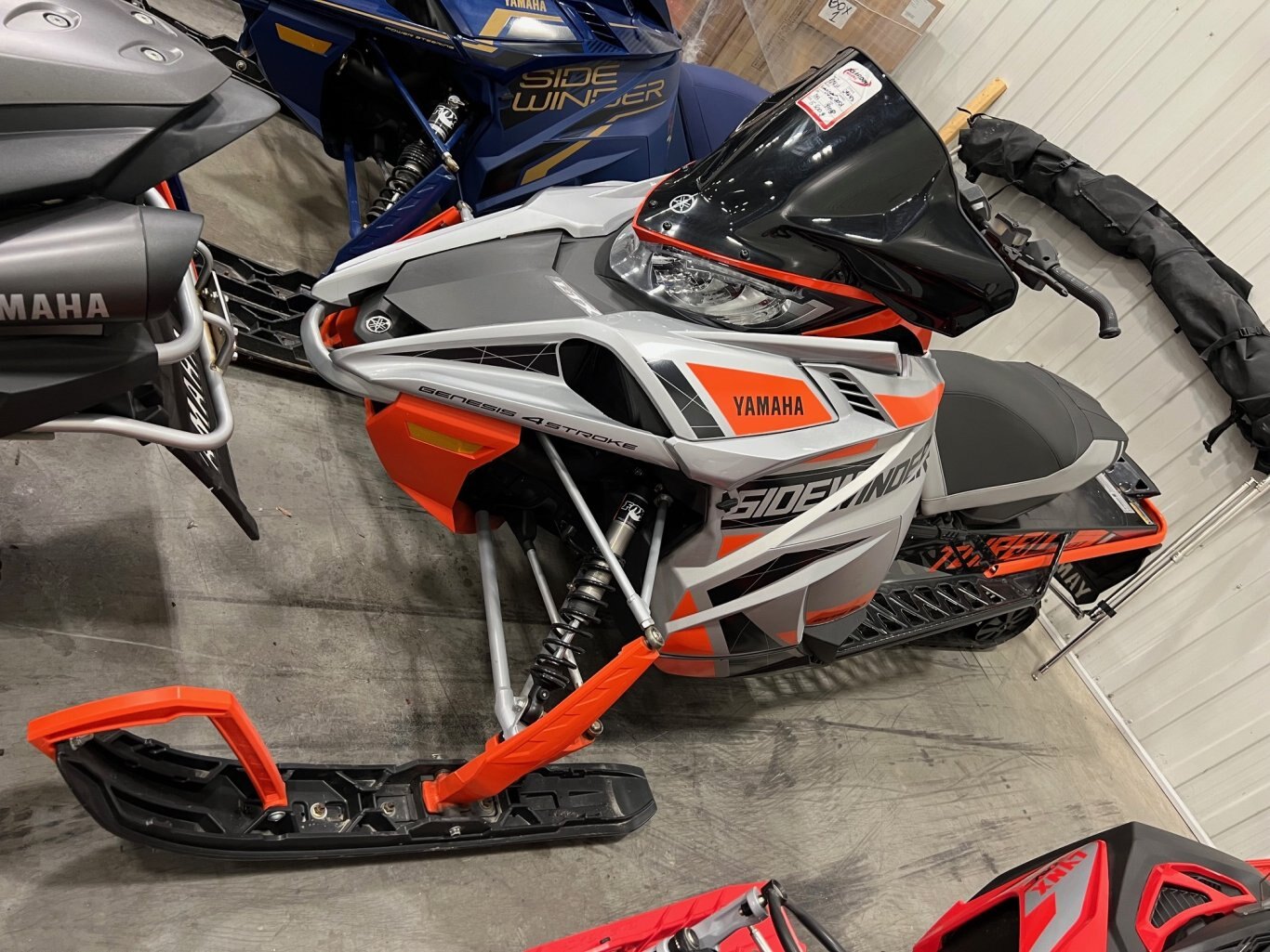 Motoneige Sidewinder L TX 2021 Orange & Noir Modèle de Piste en super bon état!