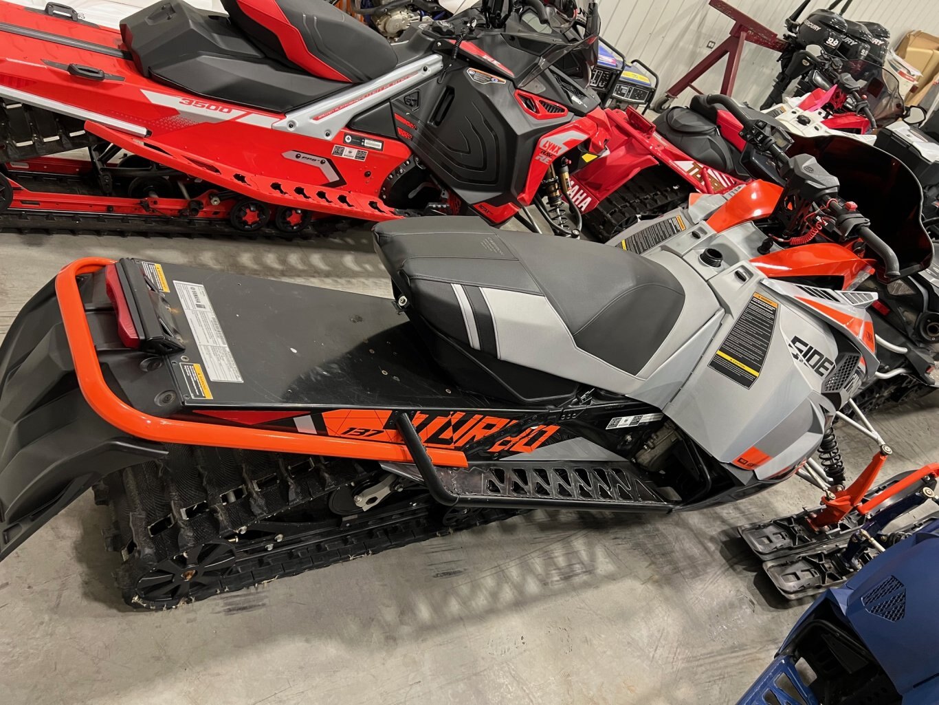 Motoneige Sidewinder L TX 2021 Orange & Noir Modèle de Piste en super bon état!