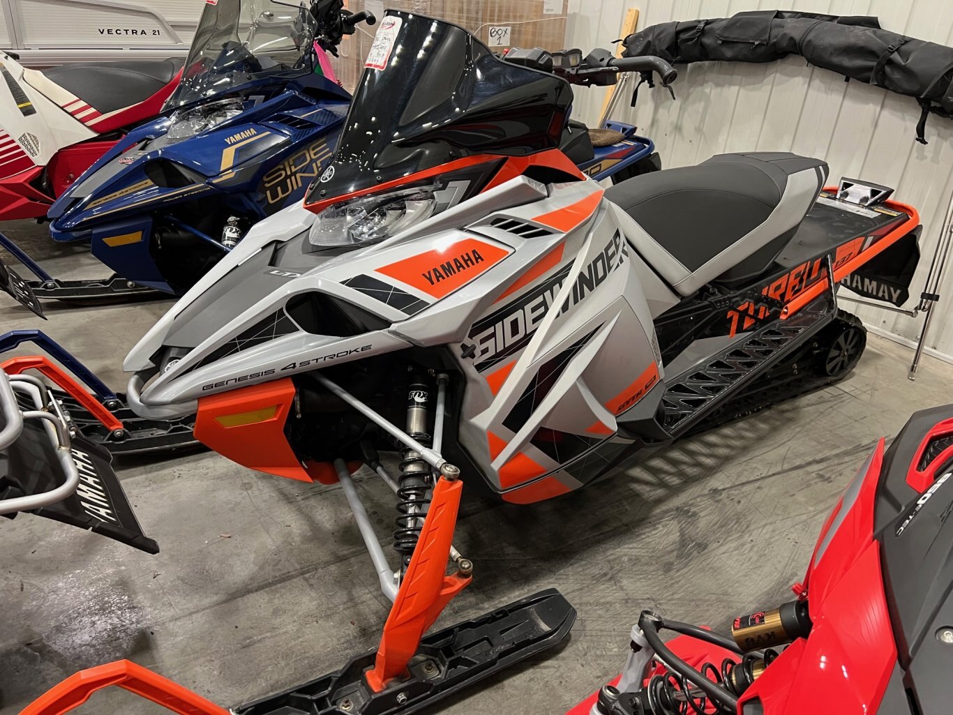 Motoneige Sidewinder L-TX 2021 Orange & Noir Modèle de Piste en super bon état!