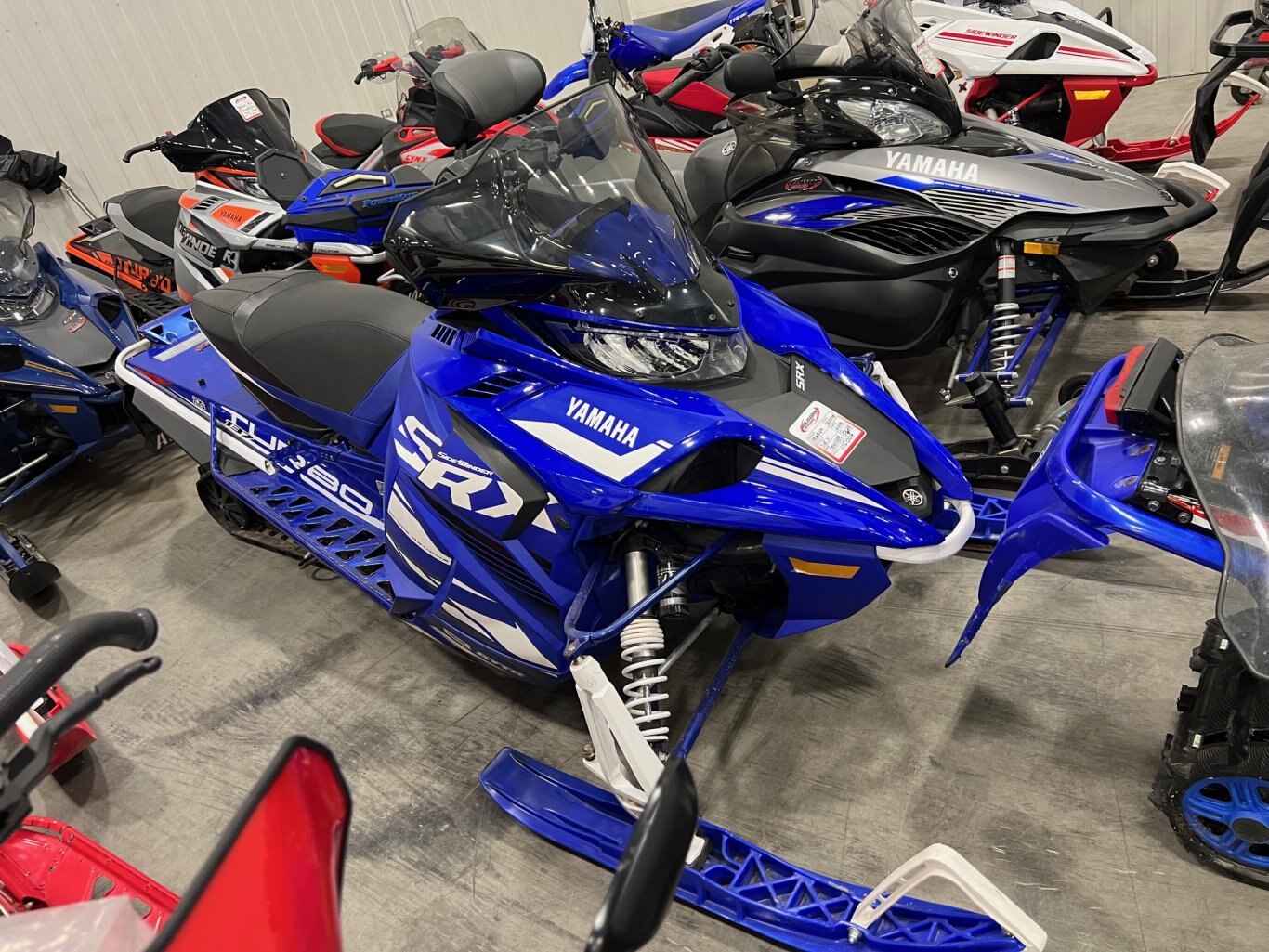 Motoneige Yamaha SRX 2019 Bleu avec 5629km seulement, Pont 1.6'' Piné et Ice Scratcher en bon état!