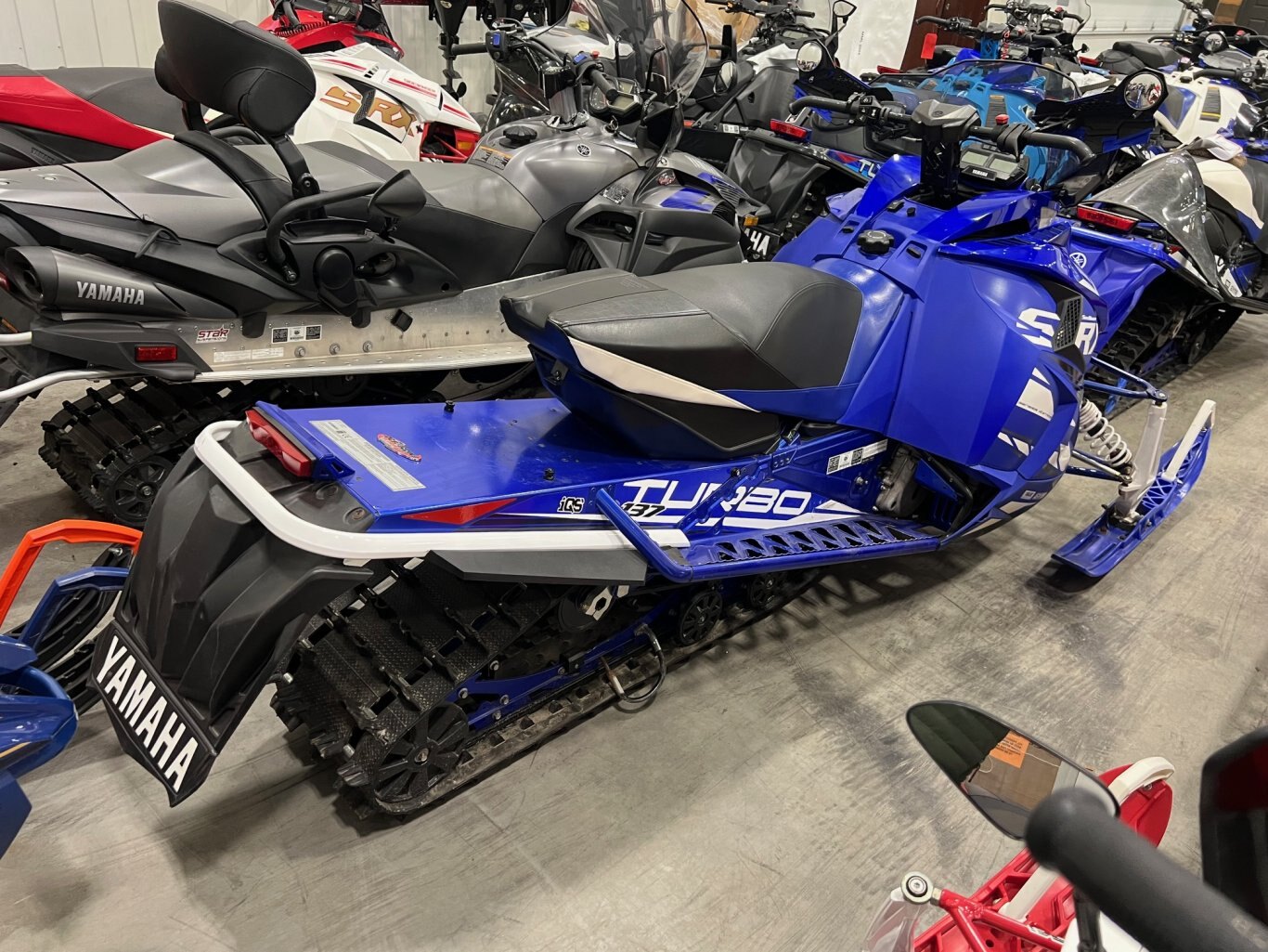 Motoneige Yamaha SRX 2019 Bleu avec 5629km seulement, Pont 1.6'' Piné et Ice Scratcher en bon état!