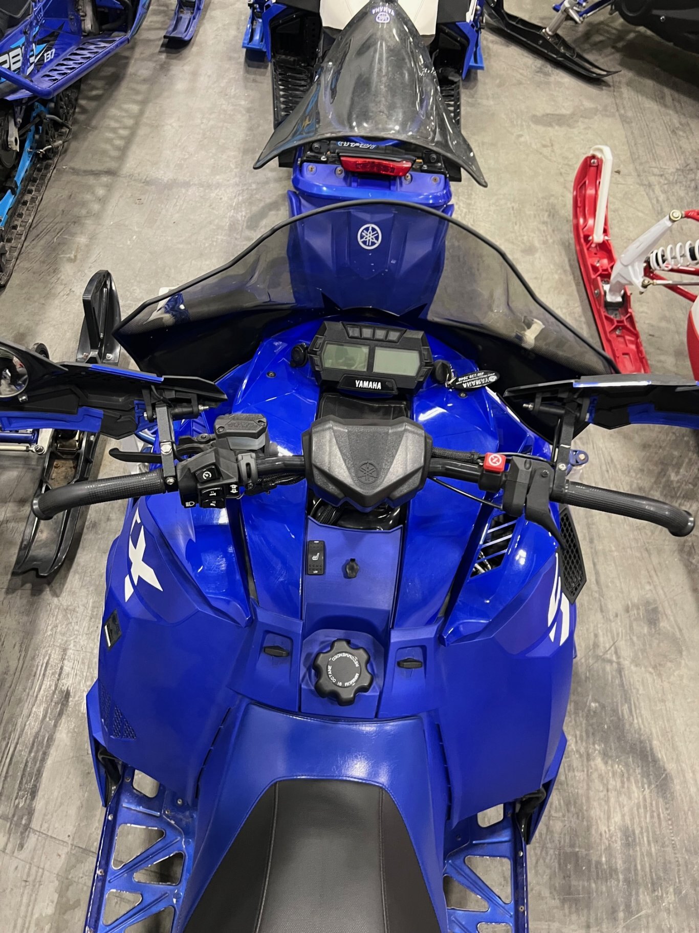 Motoneige Yamaha SRX 2019 Bleu avec 5629km seulement, Pont 1.6'' Piné et Ice Scratcher en bon état!