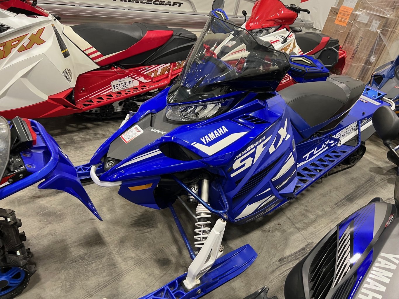 Motoneige Yamaha SRX 2019 Bleu avec 5629km seulement, Pont 1.6'' Piné et Ice Scratcher en bon état!