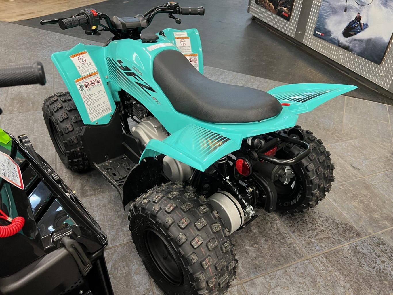 VTT Yamaha YFZ50 2024 Turquoise modèle pour enfant avec démarreur électrique & limitateur de vitesse.