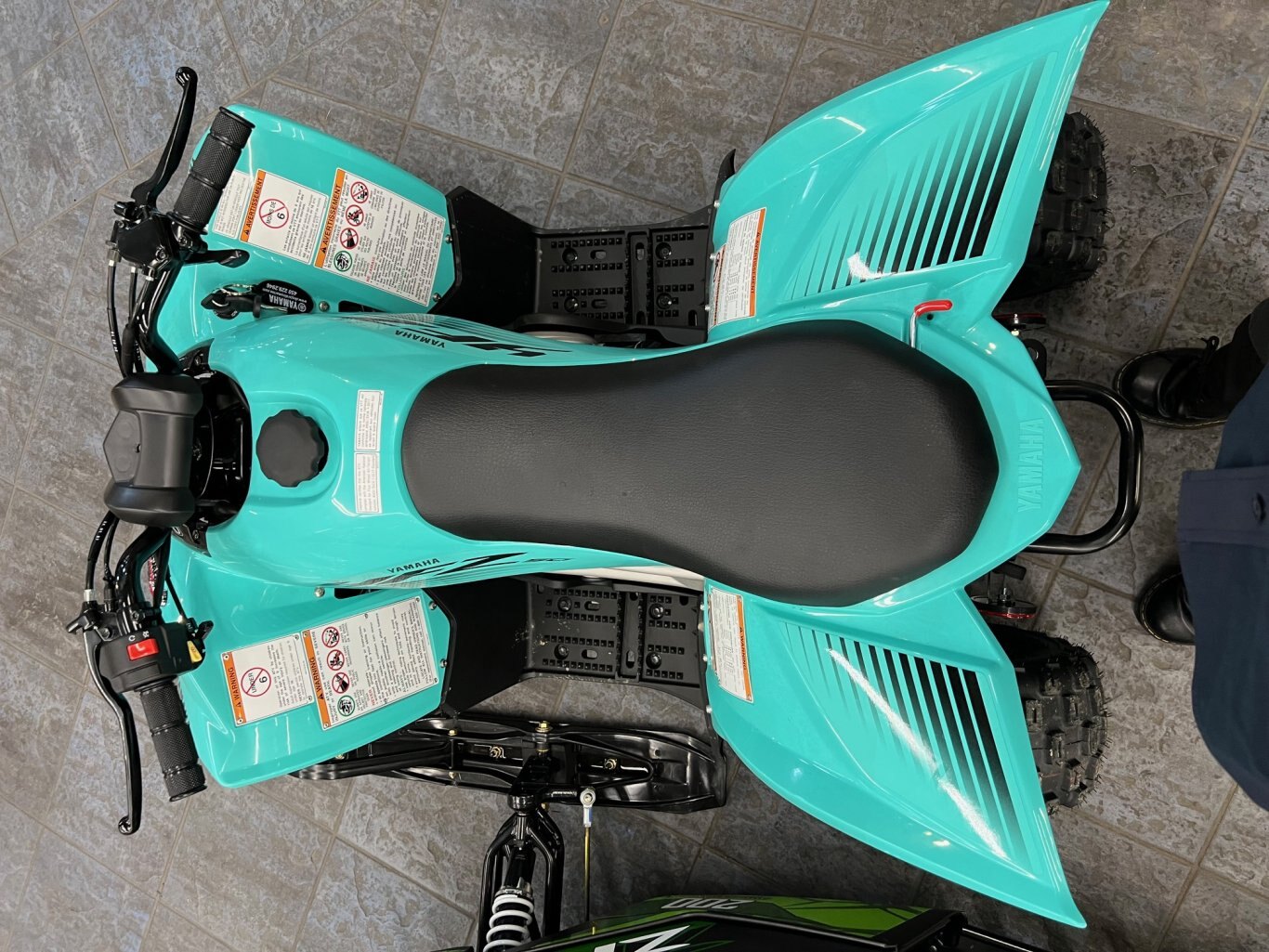 VTT Yamaha YFZ50 2024 Turquoise modèle pour enfant avec démarreur électrique & limitateur de vitesse.