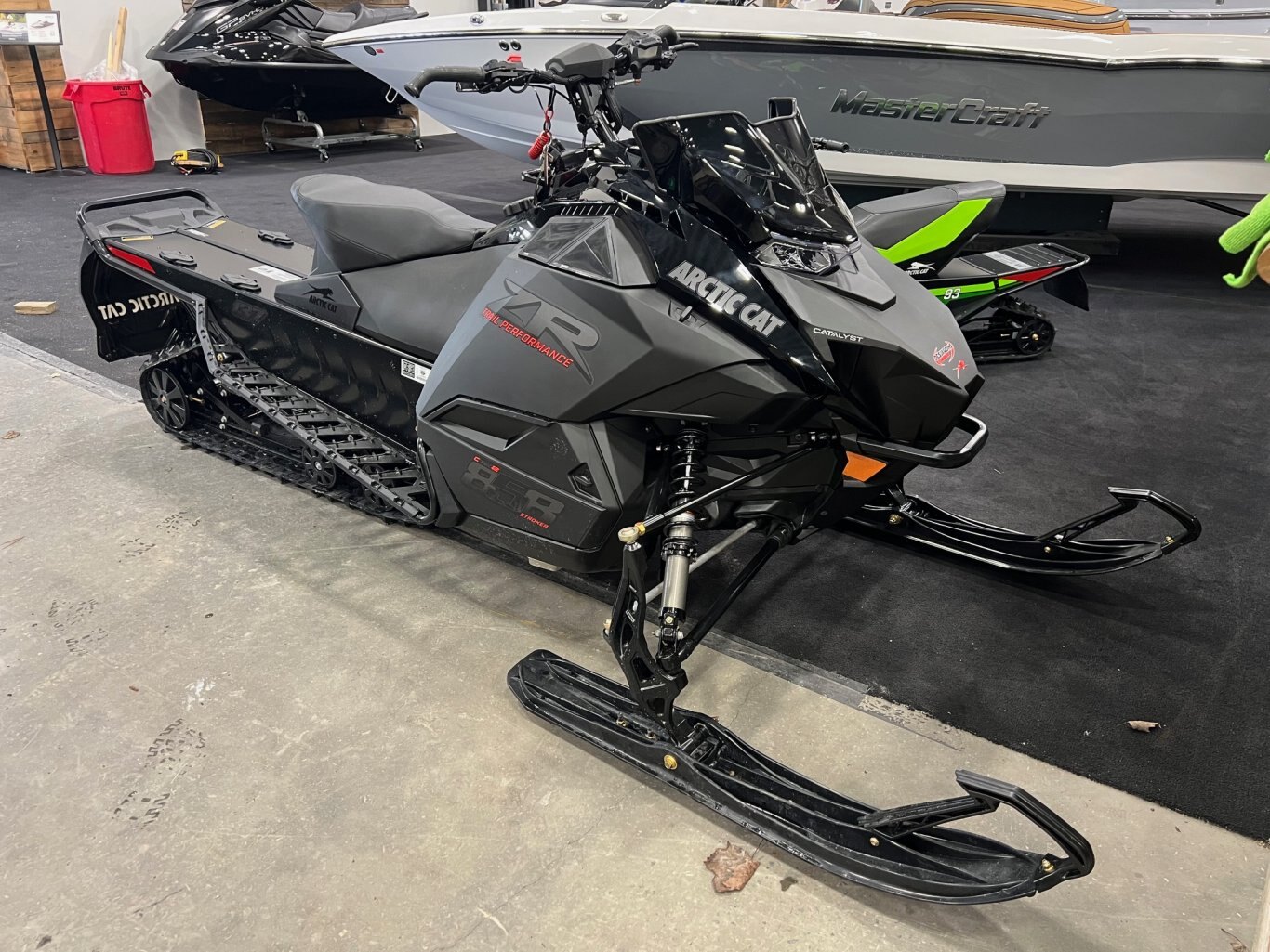 Motoneige Arctic Cat ZR 858 Catalyst Noir 2025 137cm Dernière Disponible Faite Vite!