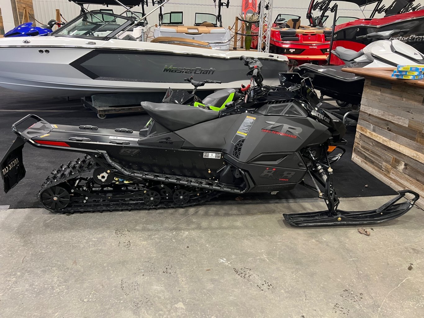 Motoneige Arctic Cat ZR 858 Catalyst Noir 2025 137cm Dernière Disponible Faite Vite!