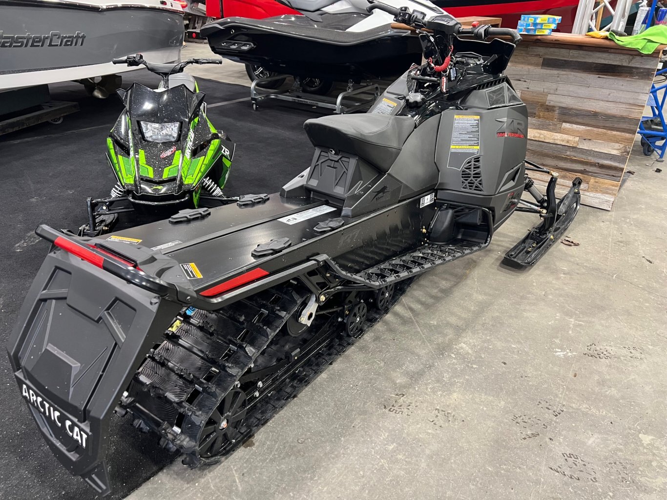 Motoneige Arctic Cat ZR 858 Catalyst Noir 2025 137cm Dernière Disponible Faite Vite!