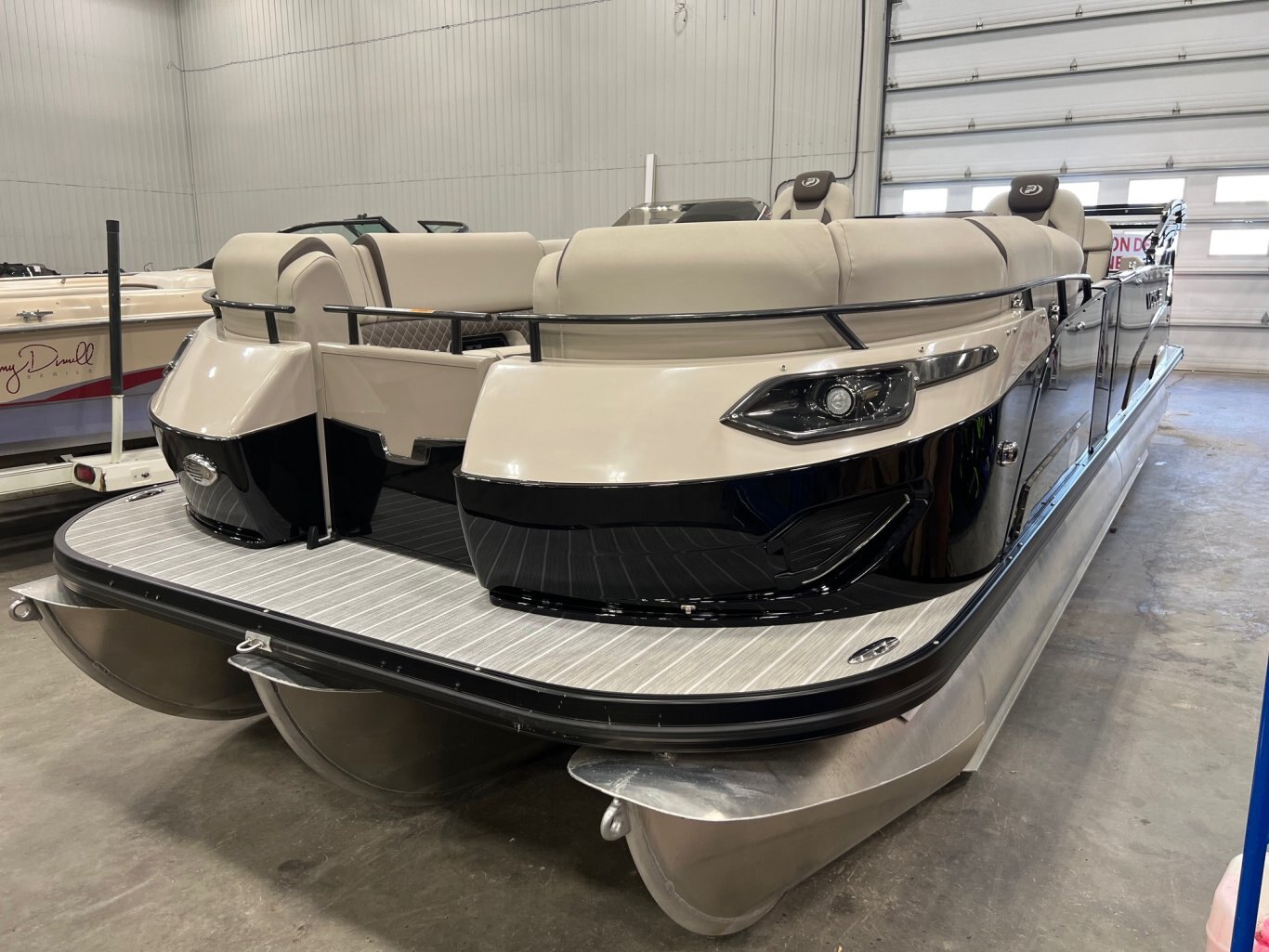 Ponton Princecraft Vogue 25RL 2023 Noir sur Beige Moteur Mercury 200hp, Toit Bimini, Toile Rapide, Pole de Ski, Système de Sons Kicker & Simrad