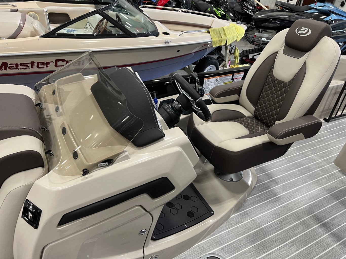 Ponton Princecraft Vogue 25RL 2023 Noir sur Beige Moteur Mercury 200hp, Toit Bimini, Toile Rapide, Pole de Ski, Système de Sons Kicker & Simrad