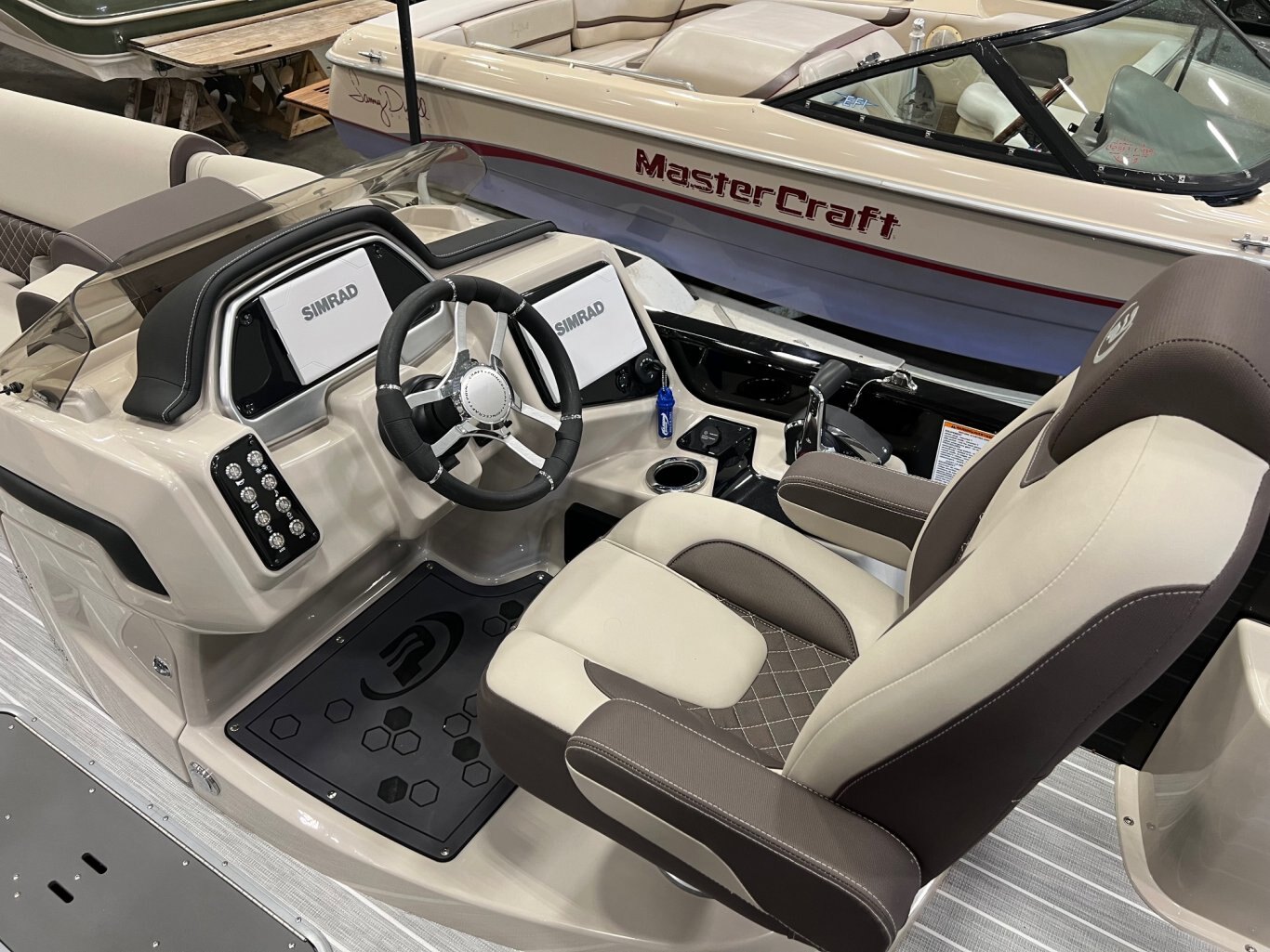 Ponton Princecraft Vogue 25RL 2023 Noir sur Beige Moteur Mercury 200hp, Toit Bimini, Toile Rapide, Pole de Ski, Système de Sons Kicker & Simrad