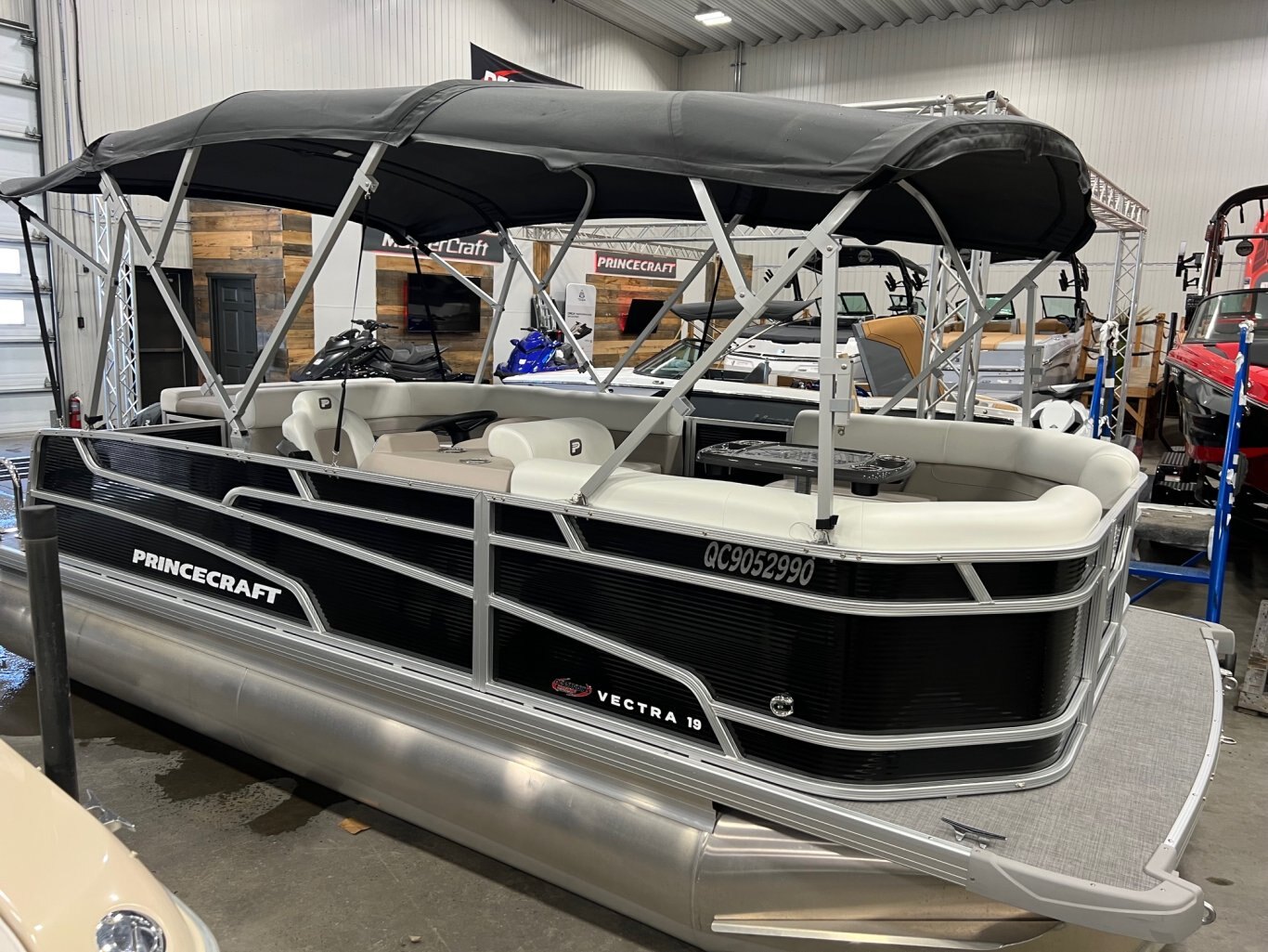 Ponton Princecraft Vectra 19L 2024 Noir avec Moteur Mercury 25hp, condition comme neuf, Système de Sons, Table et Toit Campeur