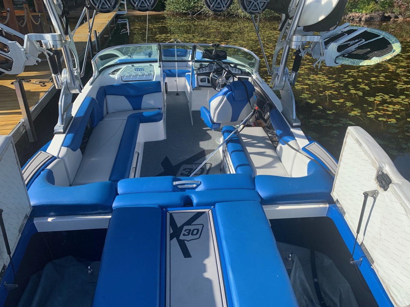 Bateau Mastercraft X30 2016 Bleu Noir & Blanc Moteur Ilmor 6.0l 400hp Complètement Équipé pour le Wakesurf!