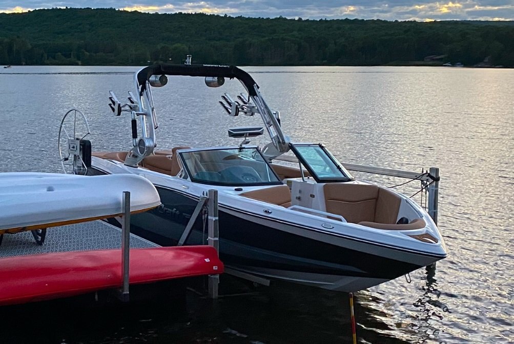 Bateau Mastercraft XT21 2019 Gris Métallique sur Tan Moteur 5.7l 340hp Complètement Équipé pour le Wakesurf!