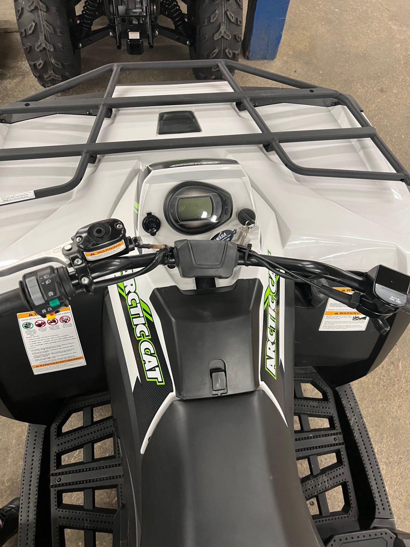 VTT Arctic Cat Alterra 600 TRV EPS XT 2023 neuf Blanc Modèle Multi Usages 2 Passagers en Liquidation!