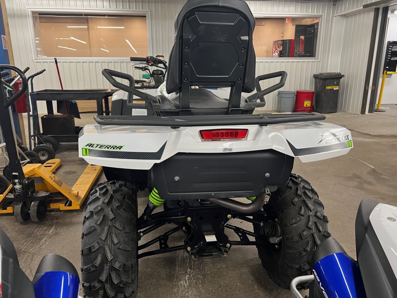 VTT Arctic Cat Alterra 600 TRV EPS XT 2023 neuf Blanc Modèle Multi Usages 2 Passagers en Liquidation!