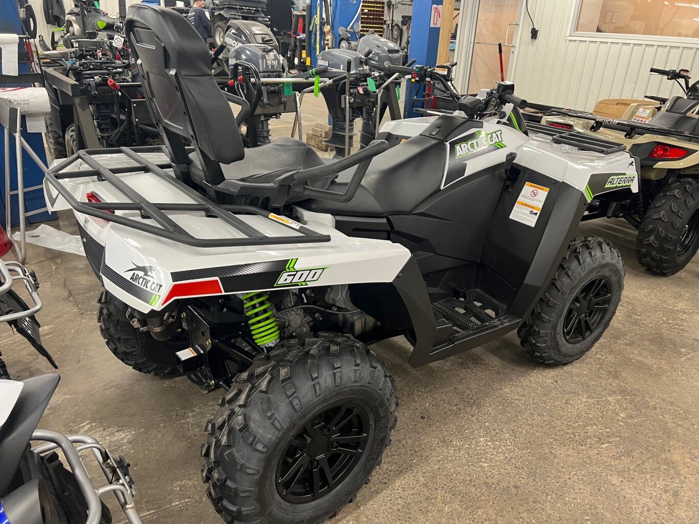 VTT Arctic Cat Alterra 600 TRV EPS XT 2023 neuf Blanc Modèle Multi Usages 2 Passagers en Liquidation!