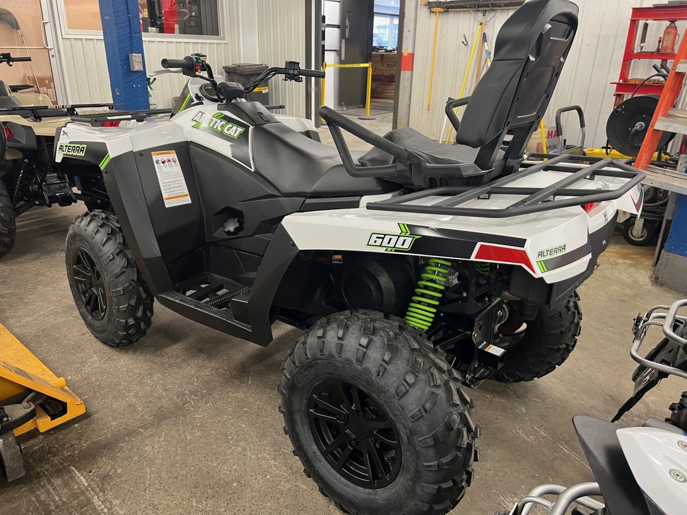 VTT Arctic Cat Alterra 600 TRV EPS XT 2023 neuf Blanc Modèle Multi Usages 2 Passagers en Liquidation!