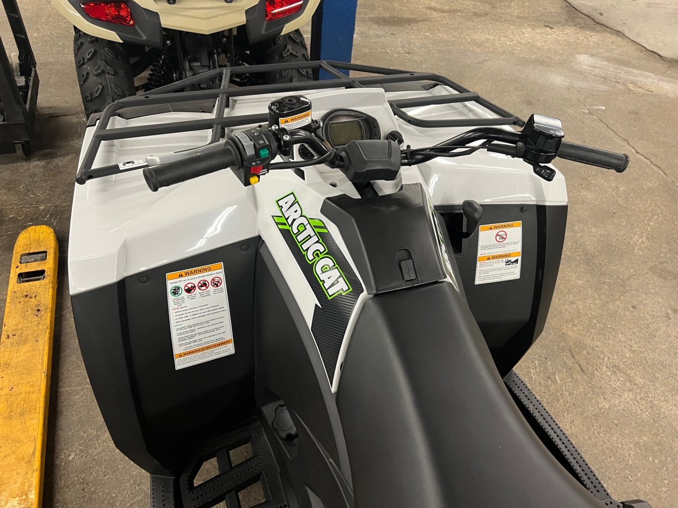 VTT Arctic Cat Alterra 600 TRV EPS XT 2023 neuf Blanc Modèle Multi Usages 2 Passagers en Liquidation!