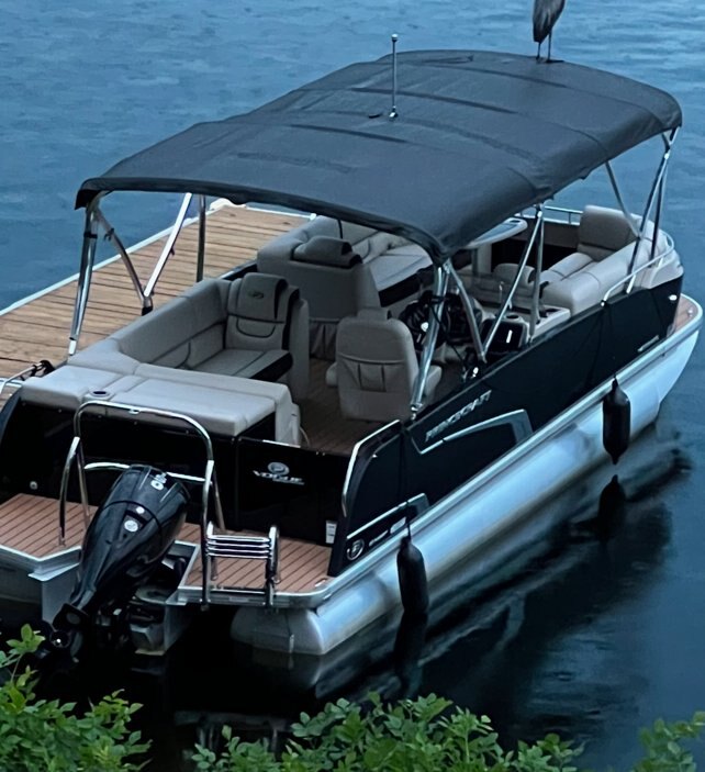 Ponton Princecraft Vogue 23 2018 Noir avec Moteur Mercury 150hp moins de 100 heures, Toit Campeur, Système de sons!