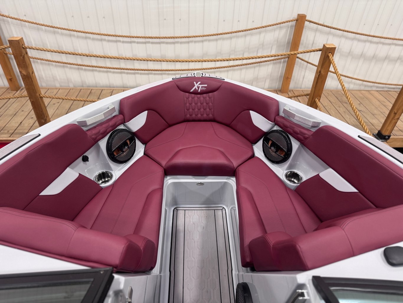 Bateau Mastercraft XT22T 2023 Gris Pâle intérieur Bourgogne Moteur 6.0l Ilmor, Complètement Équipé Wakesurf Comme neuf!