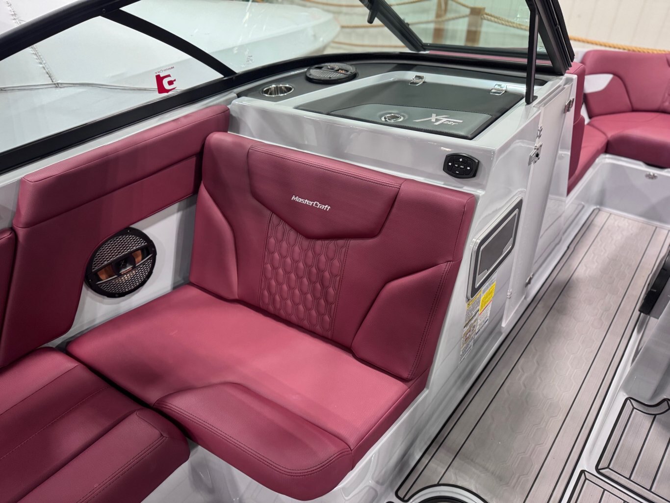 Bateau Mastercraft XT22T 2023 Gris Pâle intérieur Bourgogne Moteur 6.0l Ilmor, Complètement Équipé Wakesurf Comme neuf!