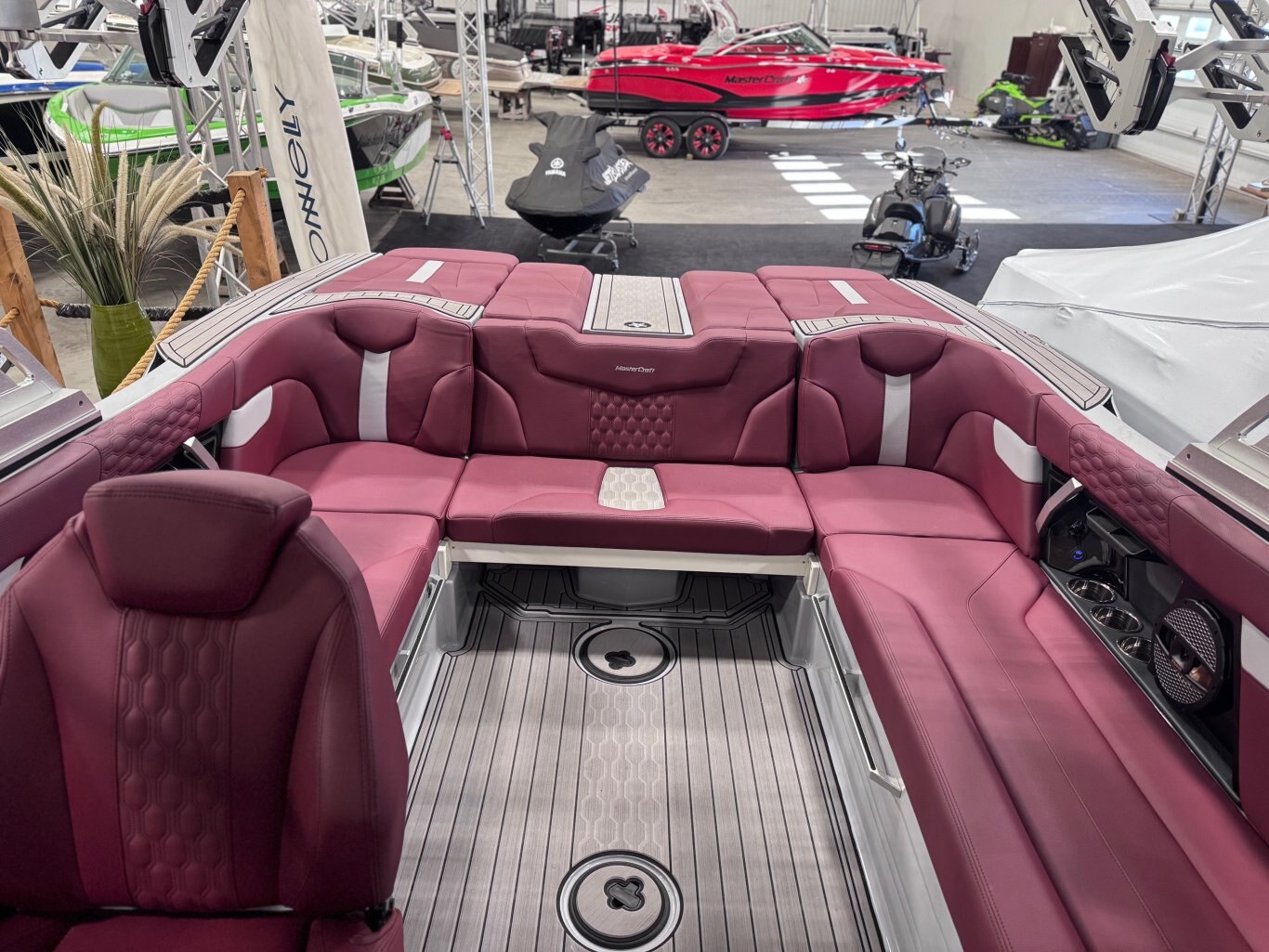 Bateau Mastercraft XT22T 2023 Gris Pâle intérieur Bourgogne Moteur 6.0l Ilmor, Complètement Équipé Wakesurf Comme neuf!