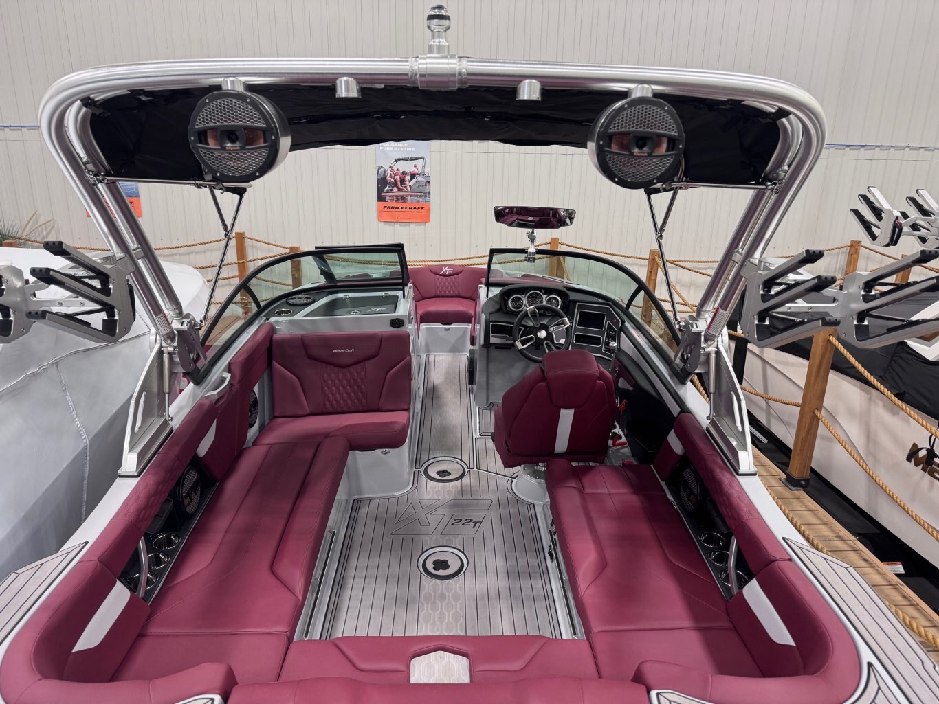 Bateau Mastercraft XT22T 2023 Gris Pâle intérieur Bourgogne Moteur 6.0l Ilmor, Complètement Équipé Wakesurf Comme neuf!