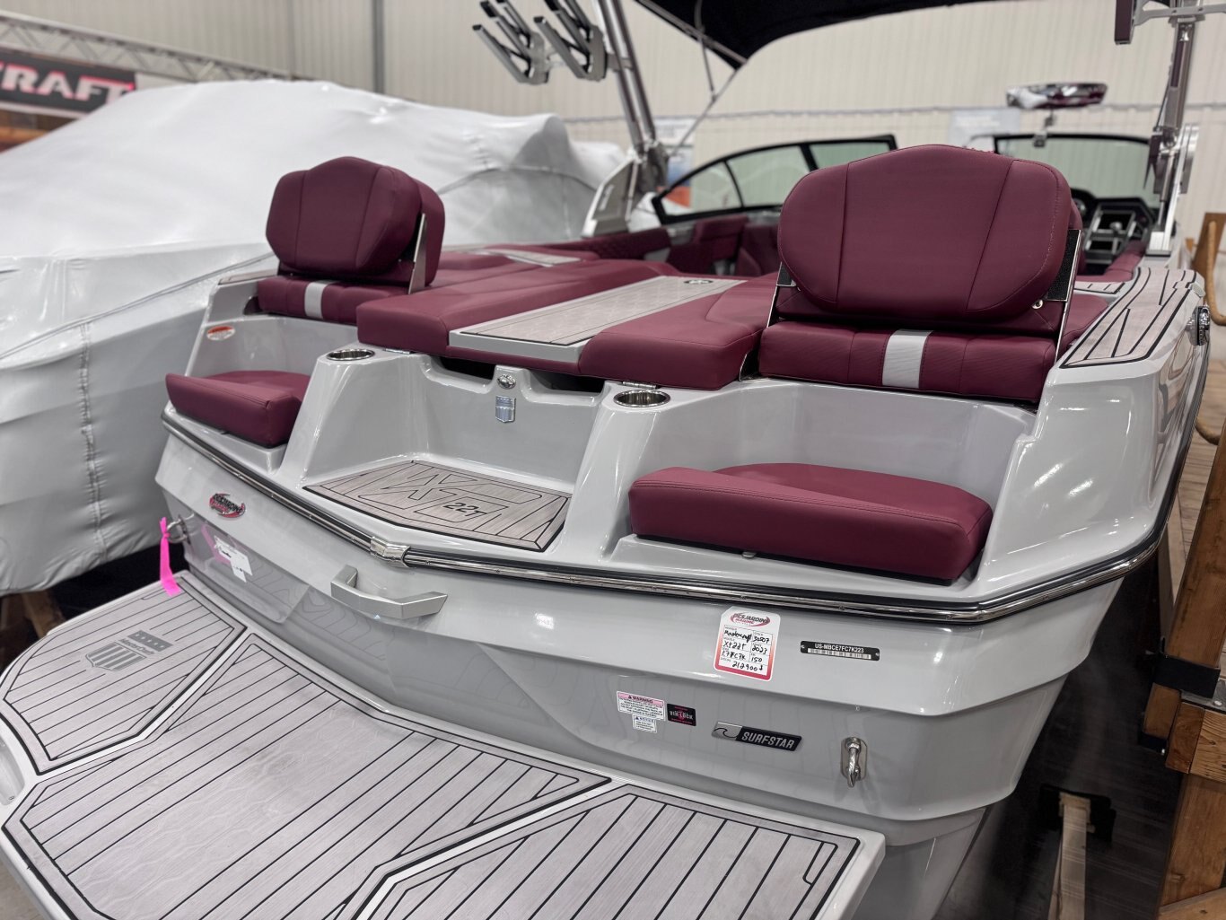 Bateau Mastercraft XT22T 2023 Gris Pâle intérieur Bourgogne Moteur 6.0l Ilmor, Complètement Équipé Wakesurf Comme neuf!