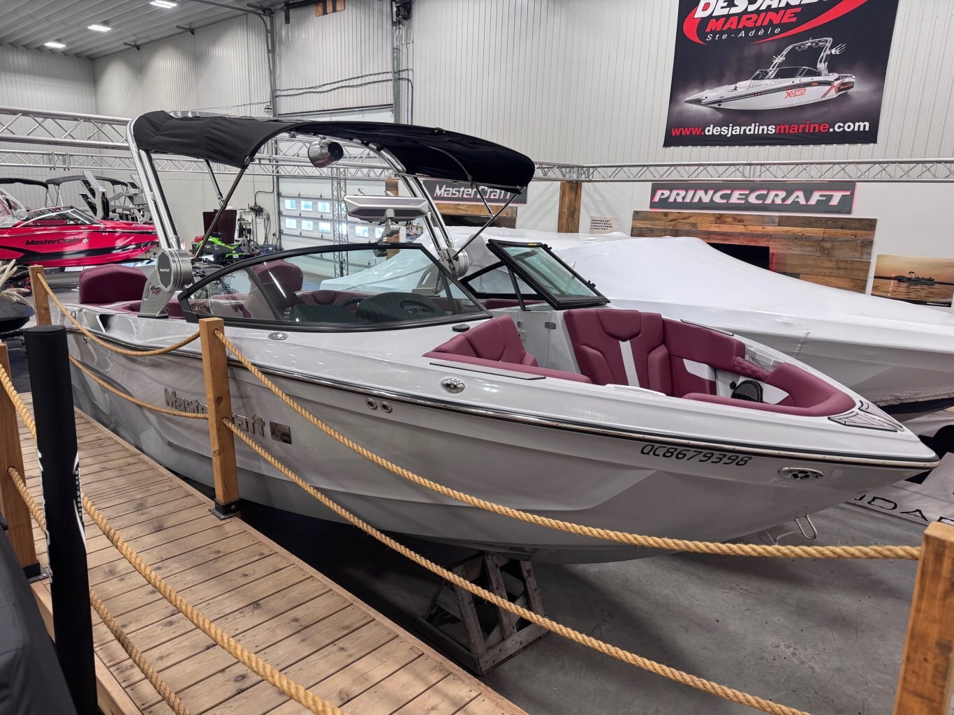 Bateau Mastercraft XT22T 2023 Gris Pâle intérieur Bourgogne Moteur 6.0l Ilmor, Complètement Équipé Wakesurf Comme neuf!
