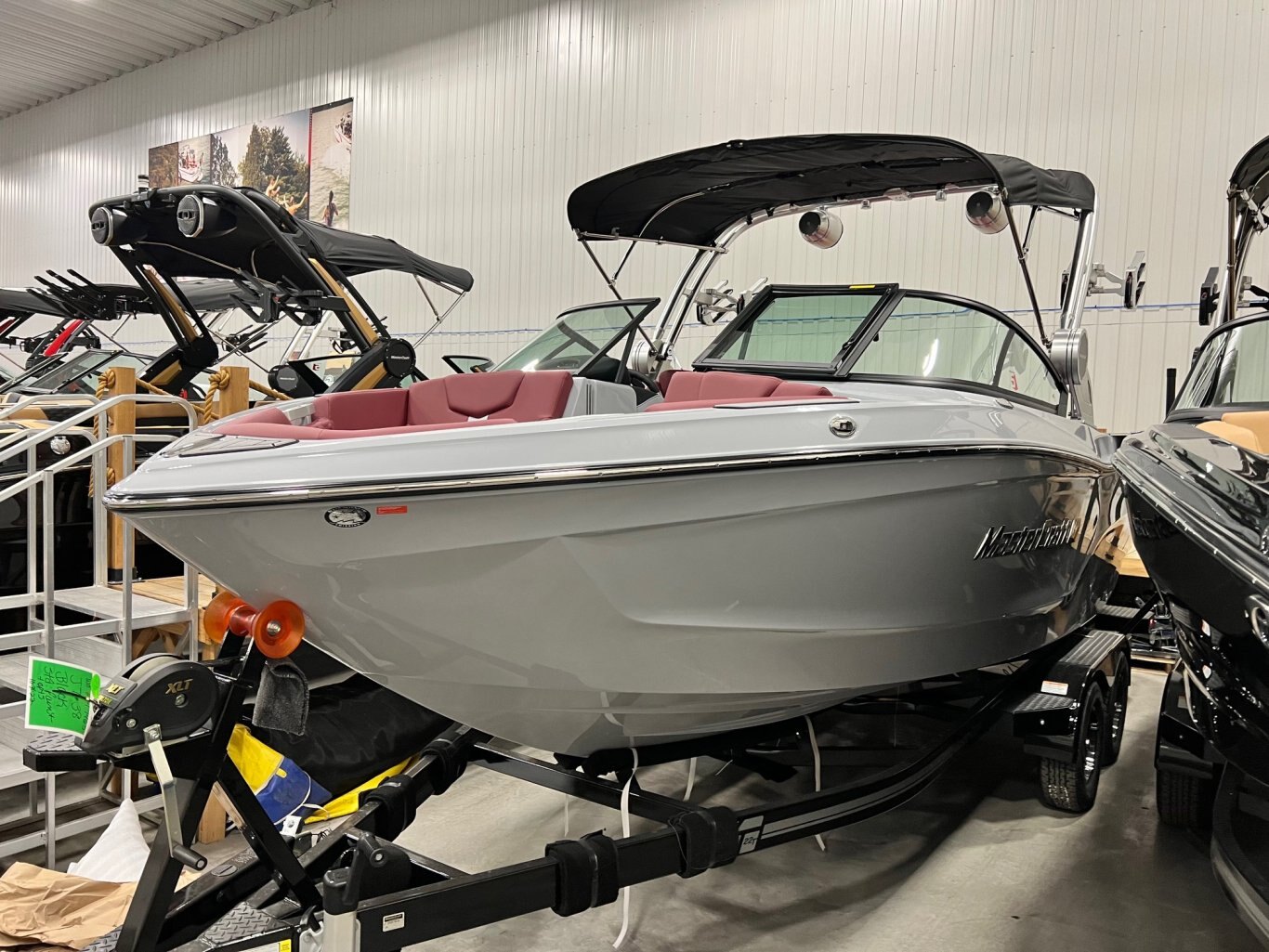 Bateau Mastercraft XT22T 2023 Gris Pâle intérieur Bourgogne Moteur 6.0l Ilmor, Complètement Équipé Wakesurf Comme neuf!