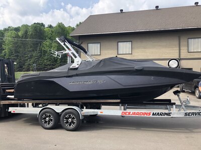 Bateau Mastercraft NXT22 2019 Noir sur Gris Moteur Ilmor 5.7l avec 100 heures Complètement Équipé pour le Wakesurf!
