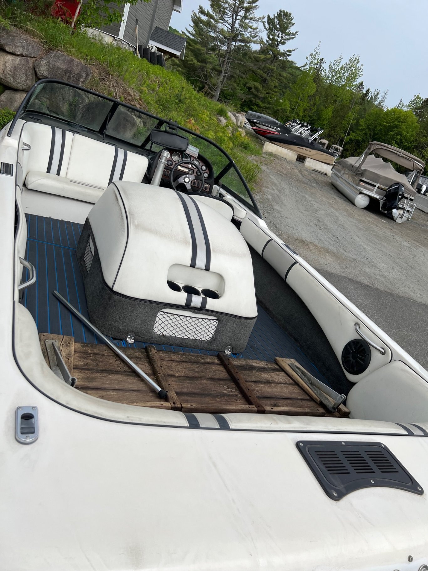 Bateau Malibu Sportster 1999 Noir (closedeck) avec moteur 310hp, Régulateur Vitesse avec Remorque Simple!