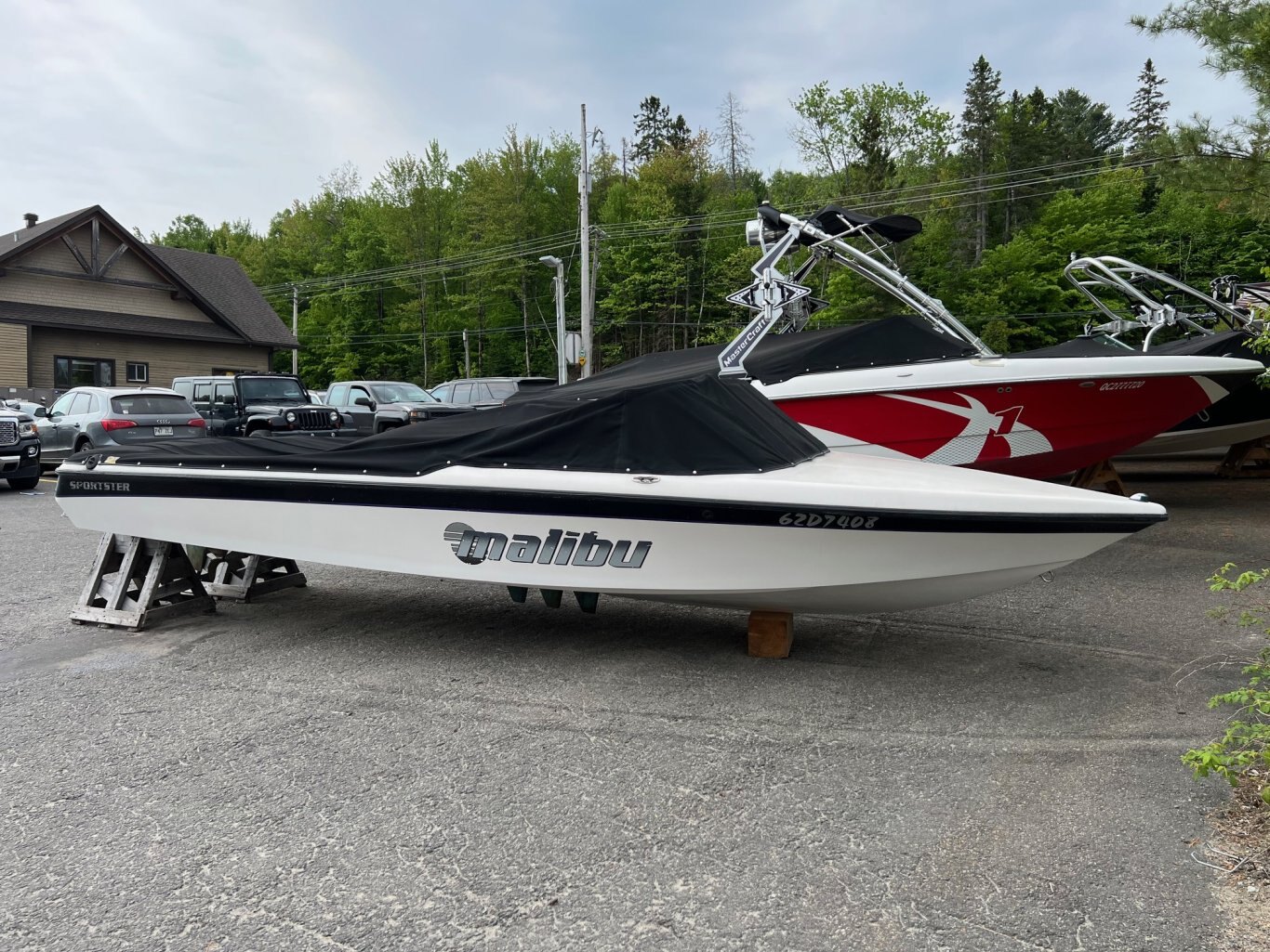 Bateau Malibu Sportster 1999 Noir (closedeck) avec moteur 310hp, Régulateur Vitesse avec Remorque Simple!