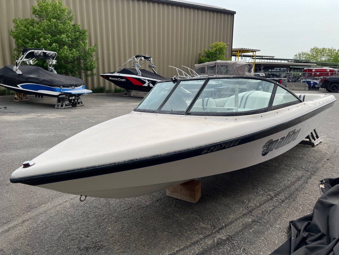 Bateau Malibu Sportster 1999 Noir (closedeck) avec moteur 310hp, Régulateur Vitesse avec Remorque Simple!