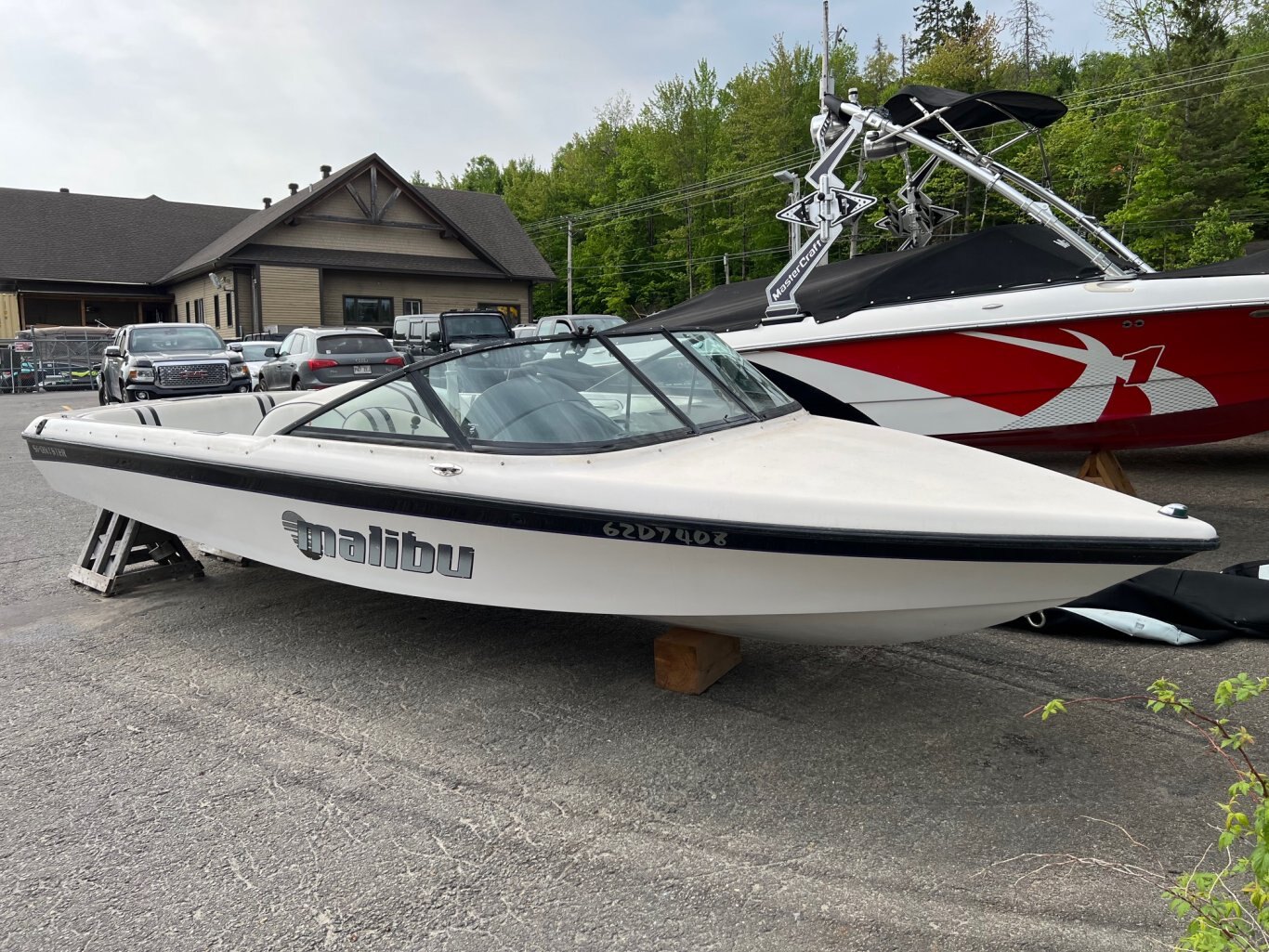 Bateau Malibu Sportster 1999 Noir (closedeck) avec moteur 310hp, Régulateur Vitesse avec Remorque Simple!