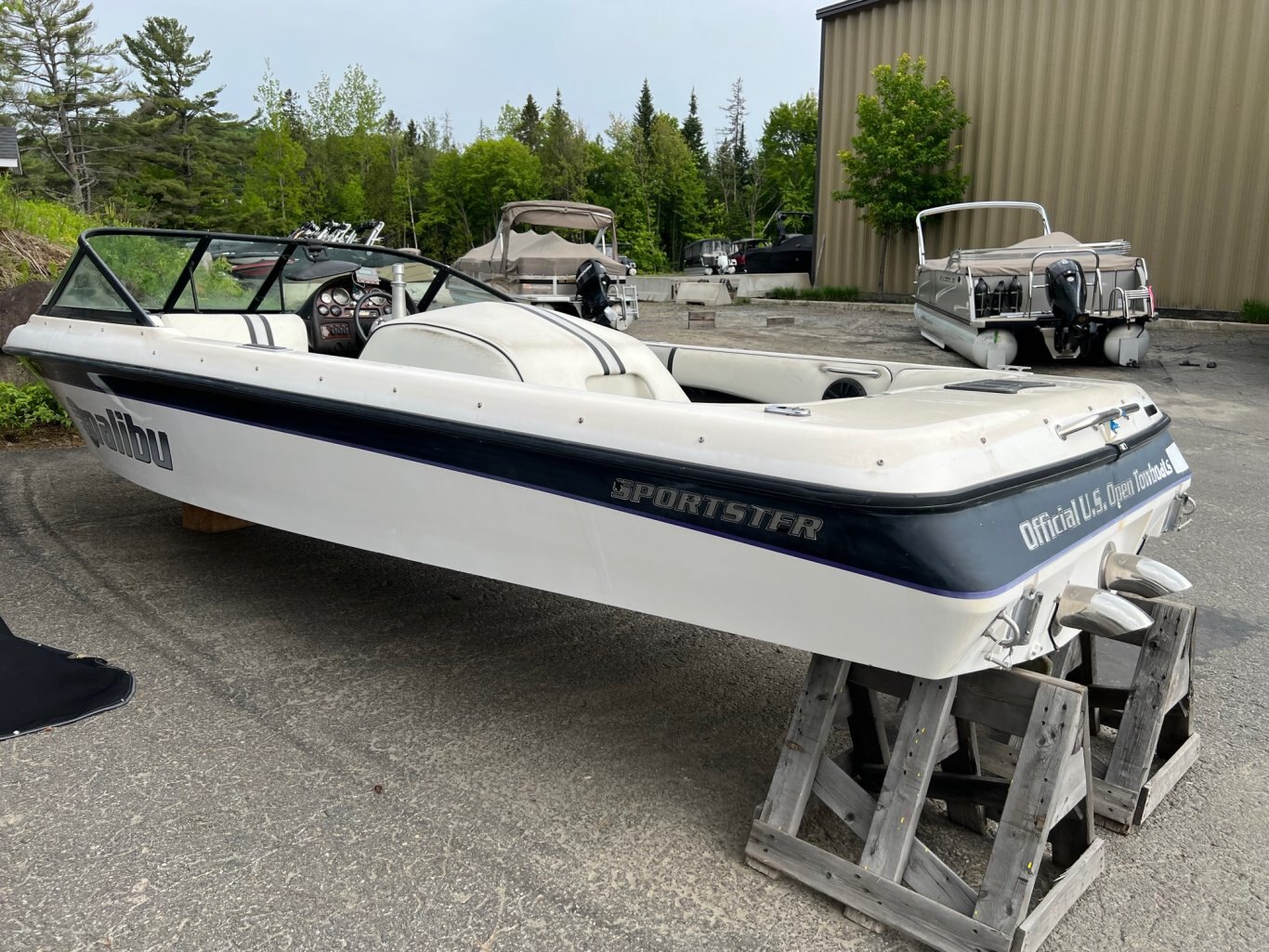 Bateau Malibu Sportster 1999 Noir (closedeck) avec moteur 310hp, Régulateur Vitesse avec Remorque Simple!