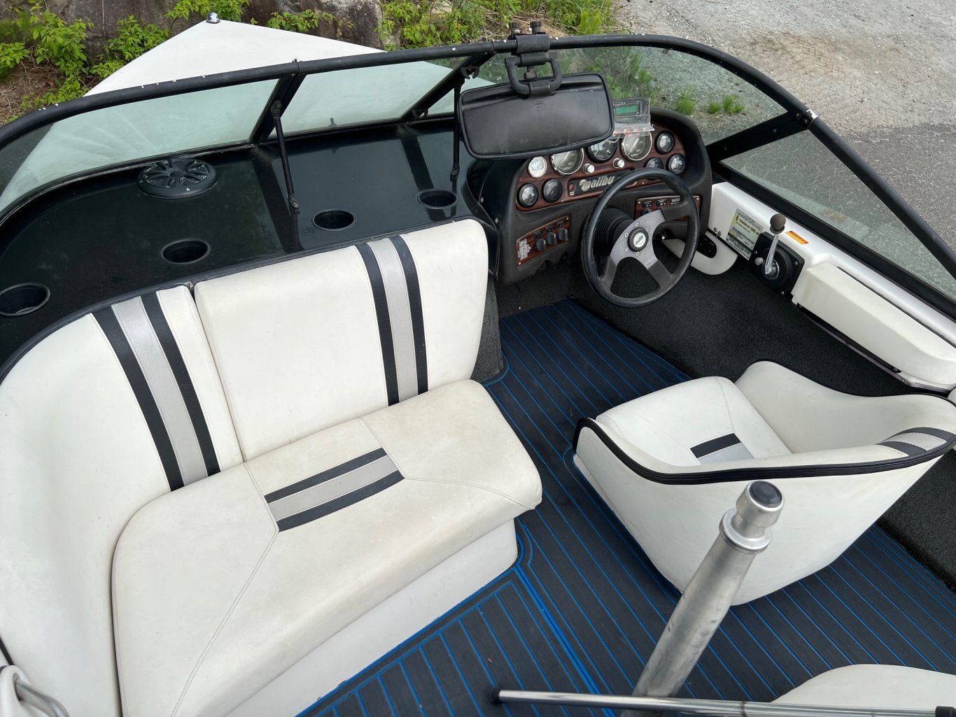 Bateau Malibu Sportster 1999 Noir (closedeck) avec moteur 310hp, Régulateur Vitesse avec Remorque Simple!