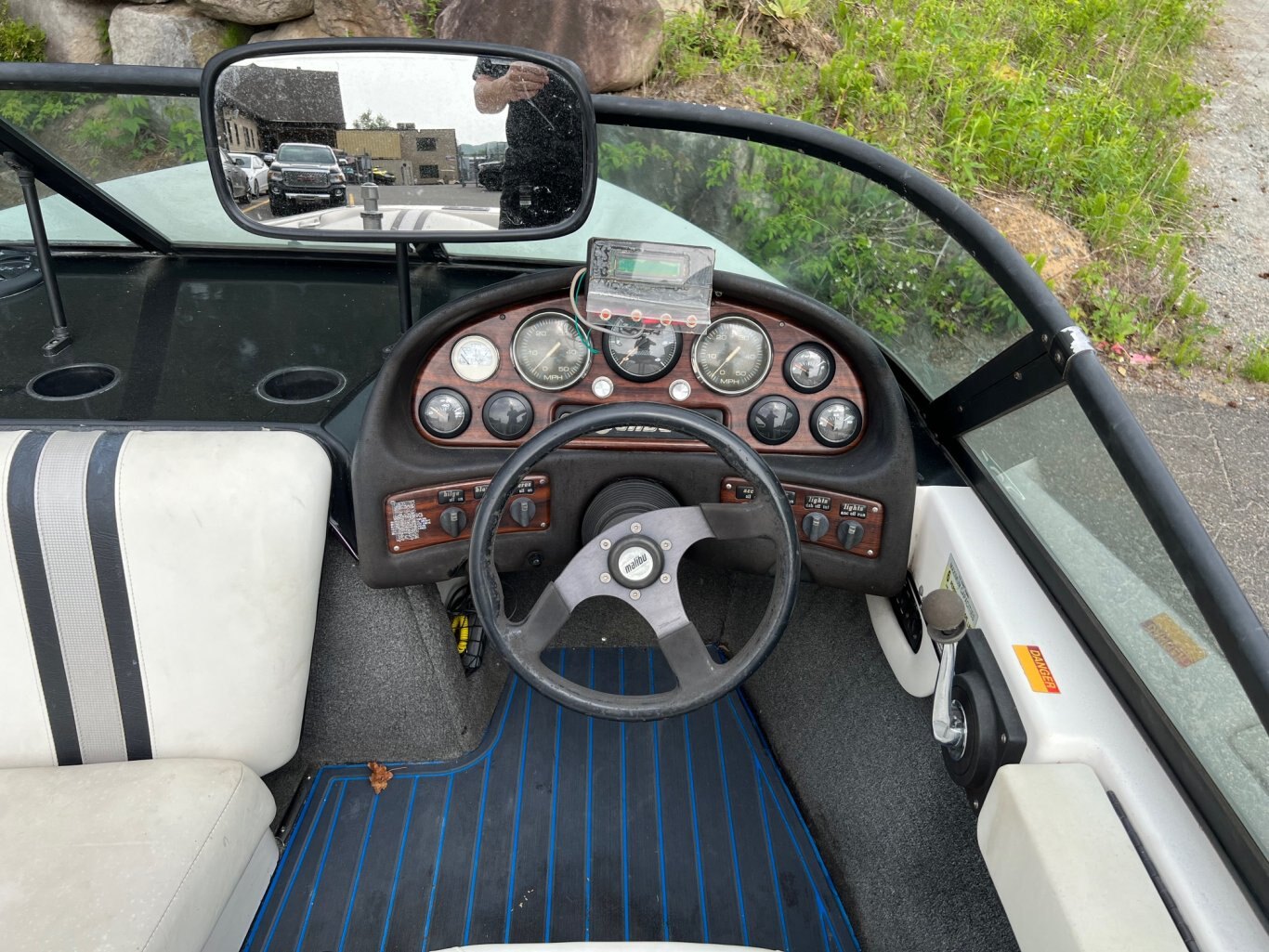 Bateau Malibu Sportster 1999 Noir (closedeck) avec moteur 310hp, Régulateur Vitesse avec Remorque Simple!