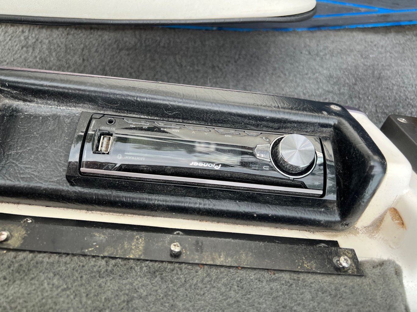 Bateau Malibu Sportster 1999 Noir (closedeck) avec moteur 310hp, Régulateur Vitesse avec Remorque Simple!