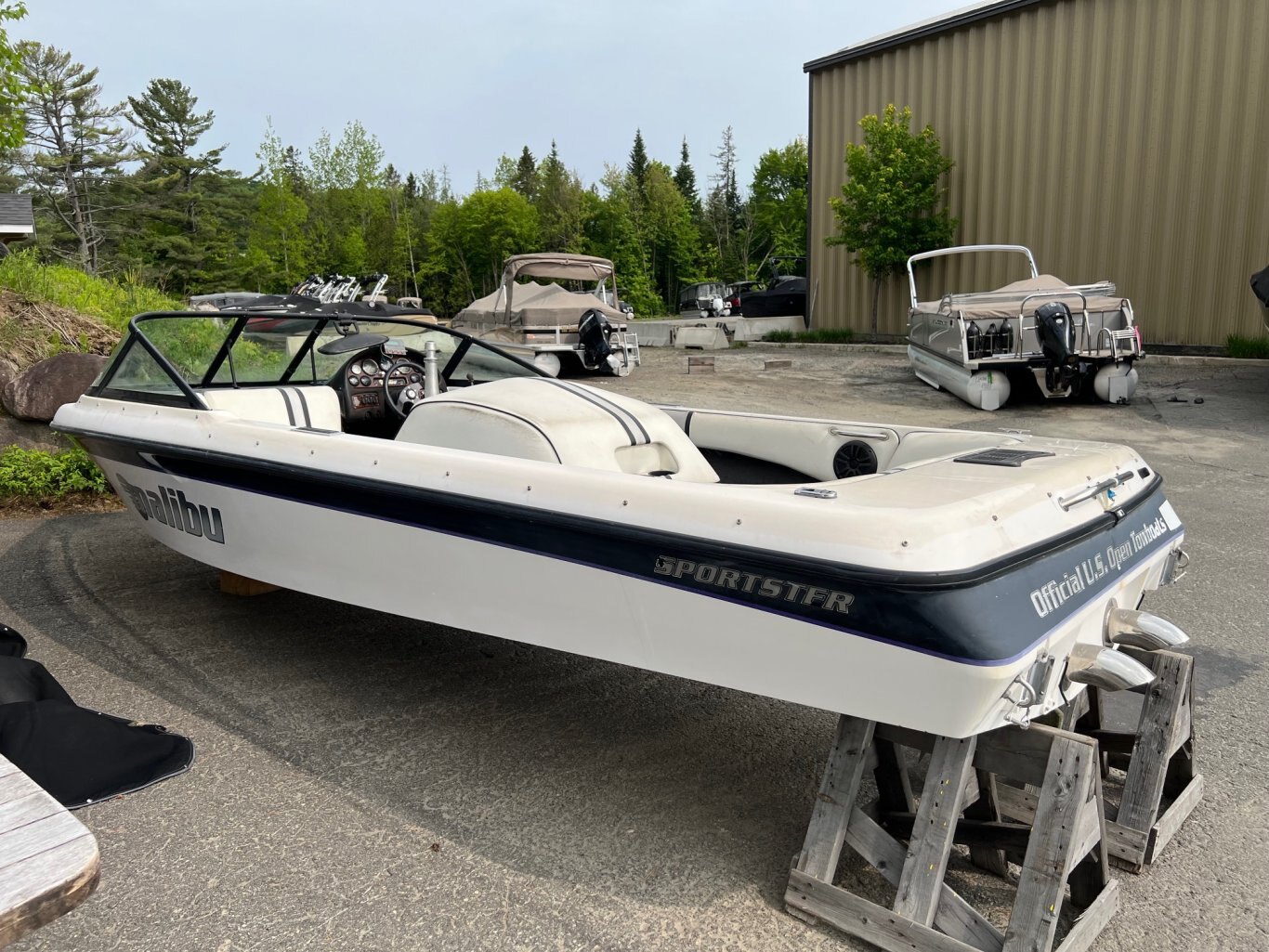 Bateau Malibu Sportster 1999 Noir (closedeck) avec moteur 310hp, Régulateur Vitesse avec Remorque Simple!