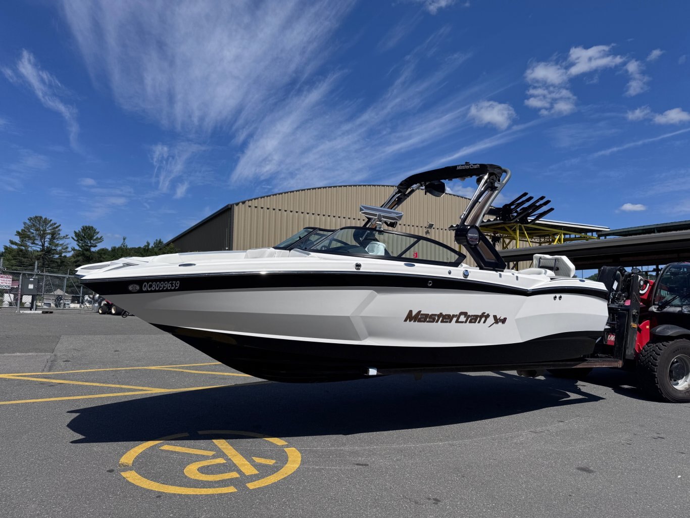 Bateau Mastercraft X Star S 23 2022 Noir & Blanc Moteur 6.2l avec + 160h Complètement Équipé pour le Wakesurf!