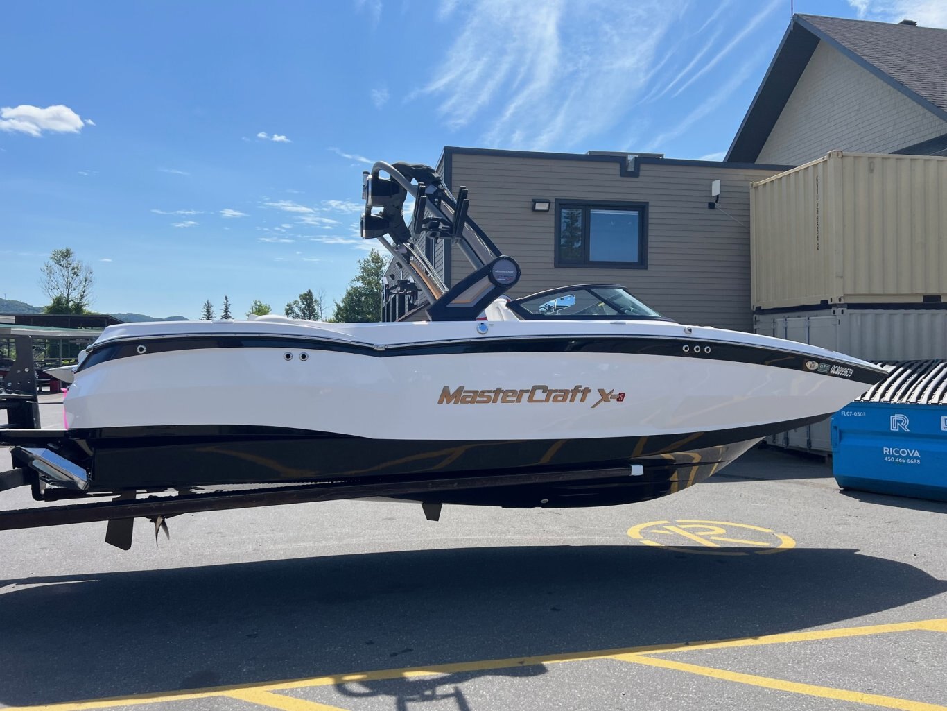 Bateau Mastercraft X Star S 23 2022 Noir & Blanc Moteur 6.2l avec + 160h Complètement Équipé pour le Wakesurf!