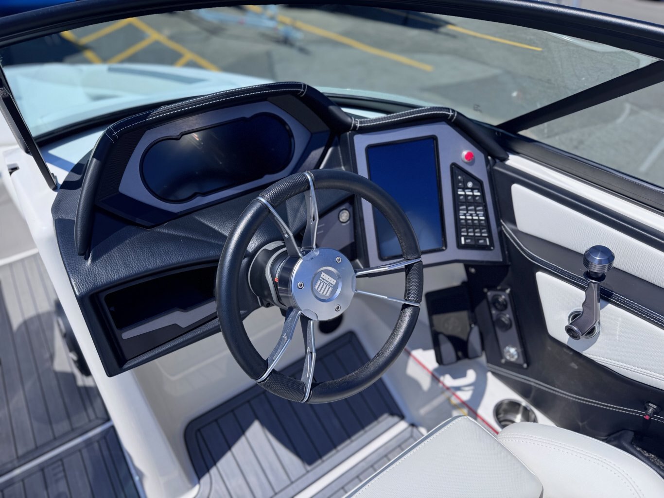 Bateau Mastercraft X Star S 23 2022 Noir & Blanc Moteur 6.2l avec + 160h Complètement Équipé pour le Wakesurf!