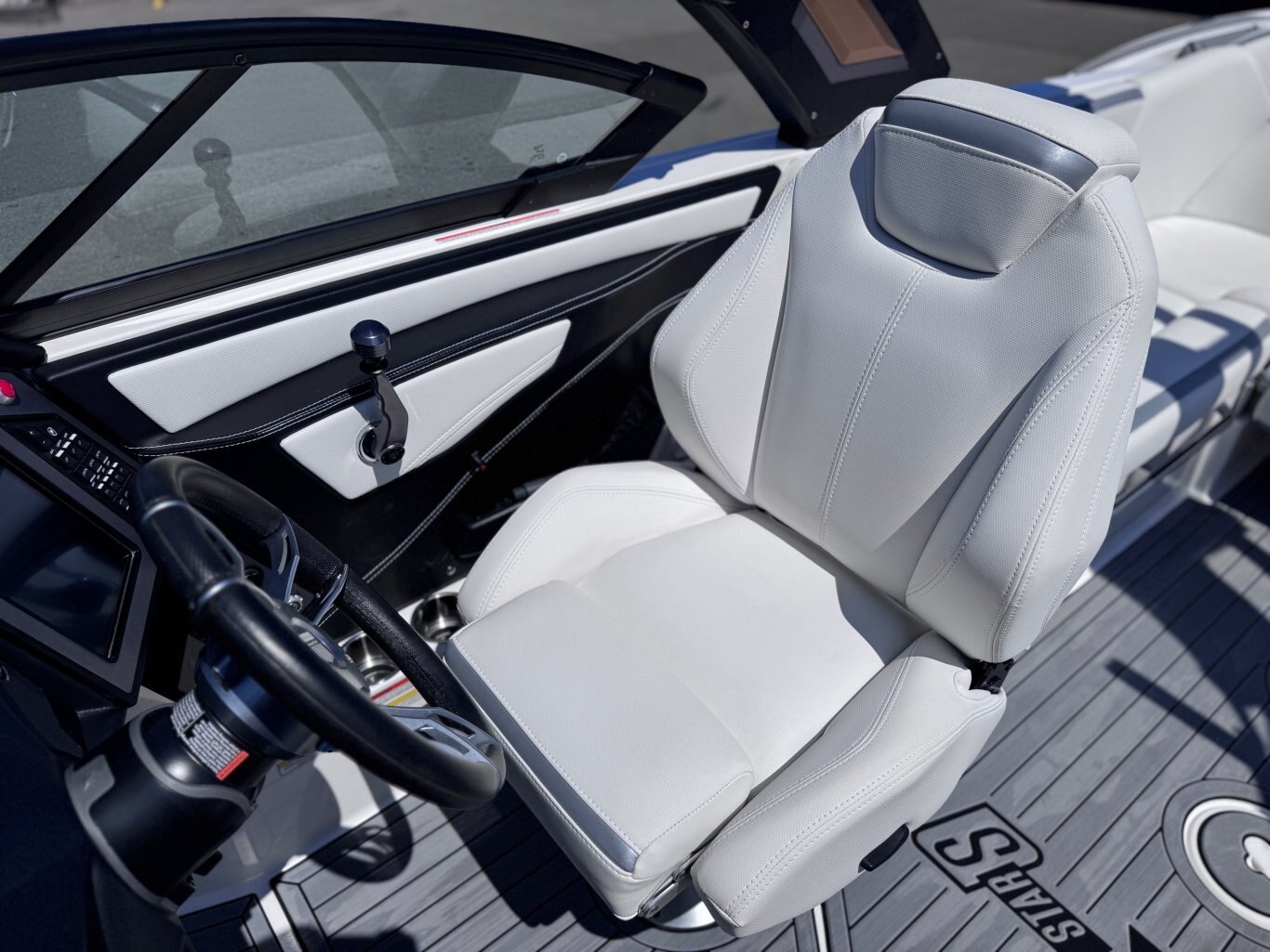 Bateau Mastercraft X Star S 23 2022 Noir & Blanc Moteur 6.2l avec + 160h Complètement Équipé pour le Wakesurf!