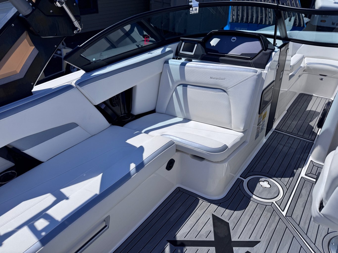 Bateau Mastercraft X Star S 23 2022 Noir & Blanc Moteur 6.2l avec + 160h Complètement Équipé pour le Wakesurf!