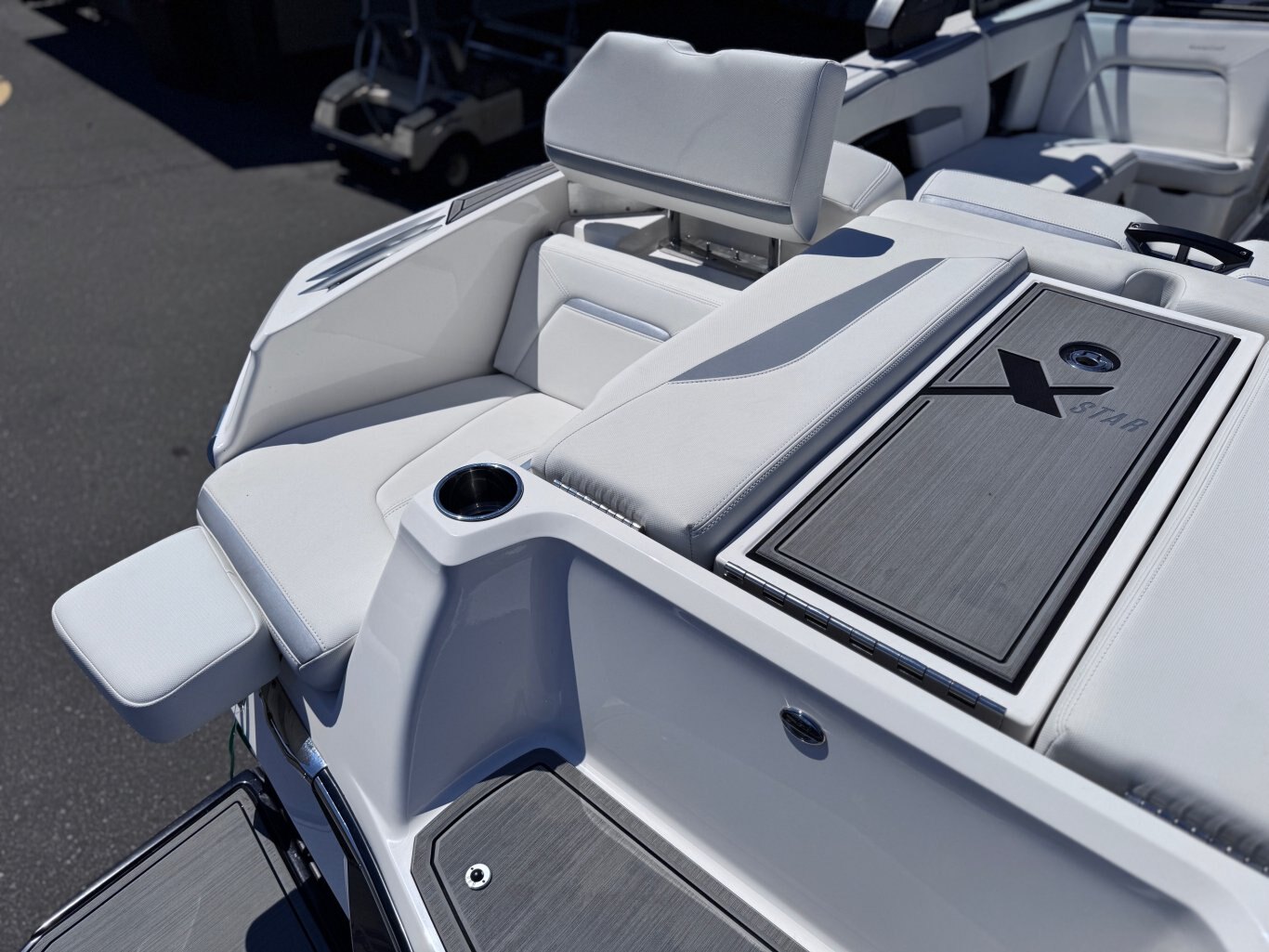 Bateau Mastercraft X Star S 23 2022 Noir & Blanc Moteur 6.2l avec + 160h Complètement Équipé pour le Wakesurf!